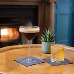 1863 Restaurant With プーリー・ブリッジ