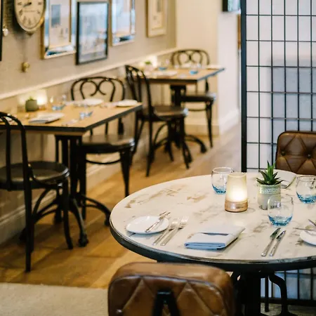 1863 Restaurant With بولي بريدج