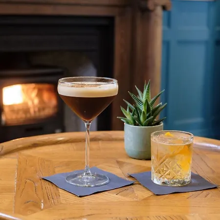 1863 Restaurant With 풀리 브리지